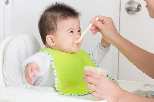 Feeding Bayi Makanan Untuk Bayi Sampai Bulan — Stok Foto