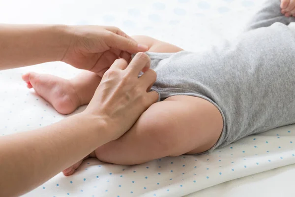 Mère Changer Tissu Bébé Avec Body — Photo