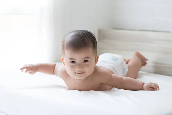 Bayi Berbaring Perut Kamar Tidur Putih — Stok Foto