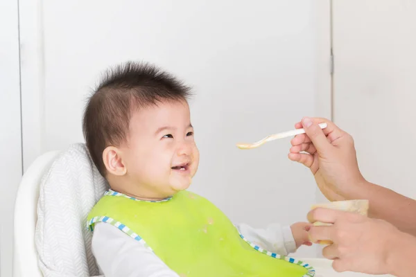 Matka Karmienia Żywności Dla Chłopca Szczęśliwy Dla Niemowląt Azjatki — Zdjęcie stockowe