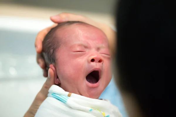 Bayi Asia Yang Baru Lahir Menguap Umur Dua Minggu — Stok Foto