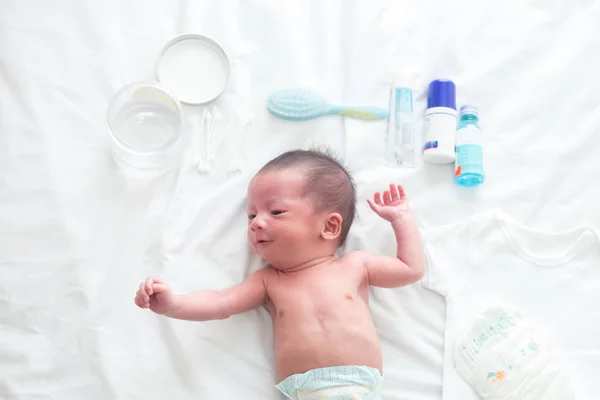 Tampilan Atas Bayi Laki Laki Asia Berbaring Tempat Tidur Putih — Stok Foto