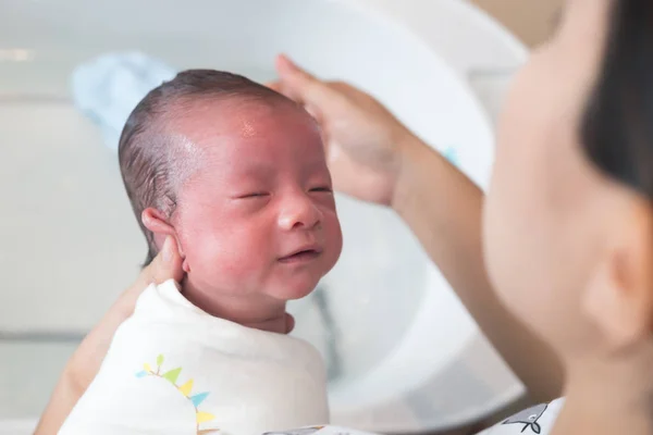 Ibu Mandi Dan Mencuci Rambut Bayi Laki Laki — Stok Foto