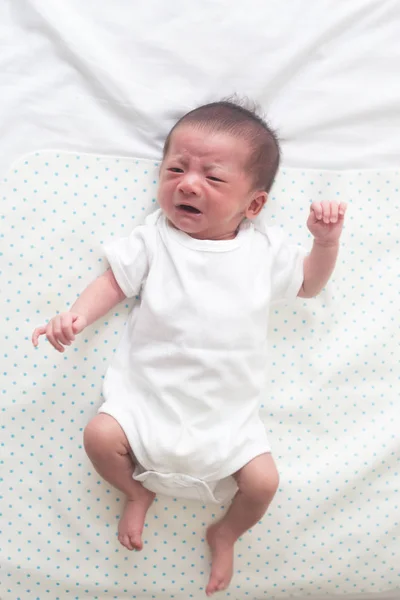 Vista Superior Del Bebé Asiático Acostado Cama Blanca Llorando Tiene — Foto de Stock
