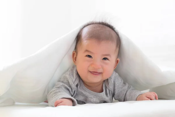 Asiatique Bébé Garçon Sourire Avec Couverture Blanche — Photo