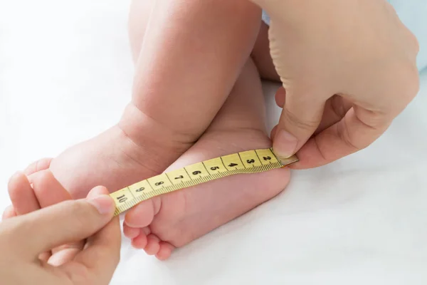 Mengukur Ukuran Bayi Kaki — Stok Foto