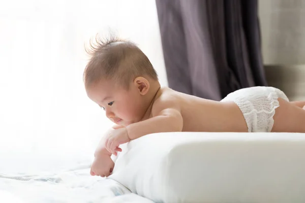 Bayi Asia Berbaring Perut Tempat Tidur Putih — Stok Foto