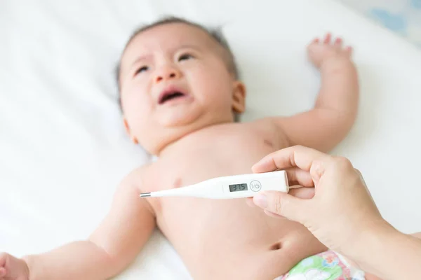 Digital Termometer För Att Mäta Värme Temperaturen Sjukt Barn Baby — Stockfoto