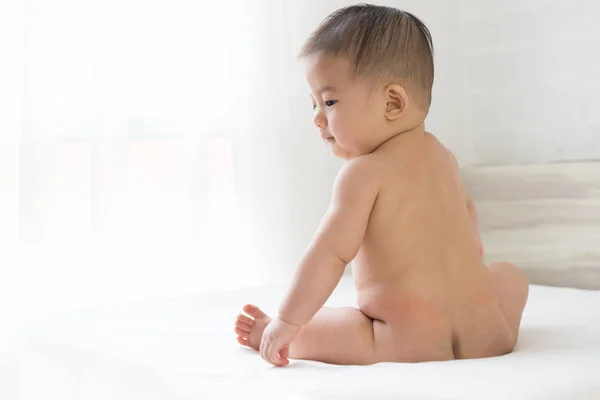 Nude Asian Baby Boy Sitting White Bed Home — Stok Foto