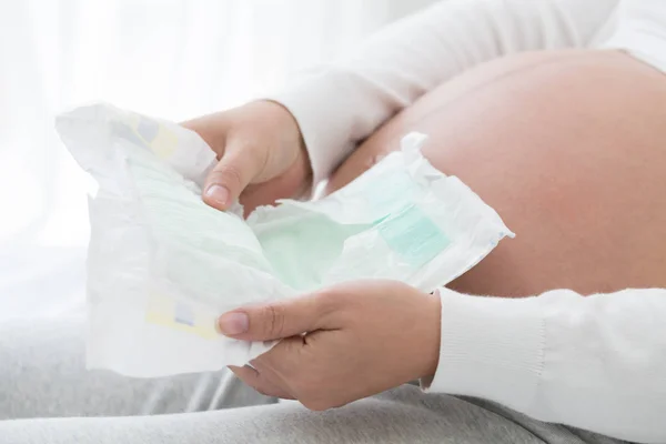 임산부는 아기를 기저귀 — 스톡 사진