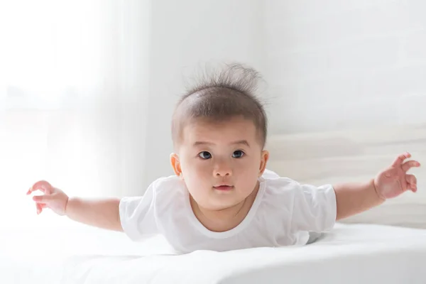 Asiatique Bébé Garçon Couché Envers Sur Lit Chambre Blanche — Photo