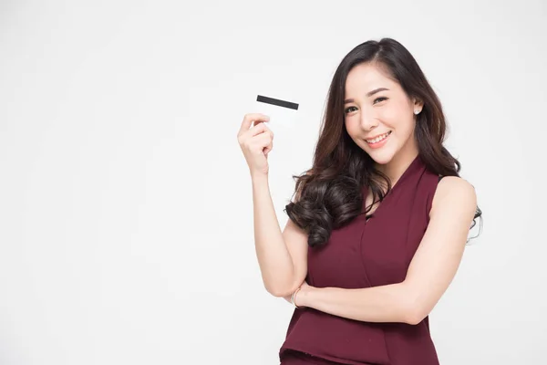 Joven Hermosa Mujer Asiática Sonriendo Mostrando Presentando Tarjeta Crédito Para —  Fotos de Stock