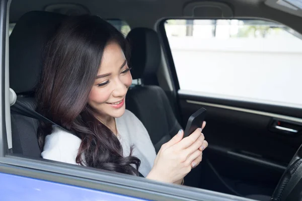 Młody Piękny Asian Kobieta Uśmiechając Się Siedząc Siedzenia Kierowcy Samochodzie — Zdjęcie stockowe