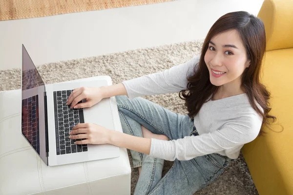 Mujer Asiática Bonita Feliz Usando Ordenador Portátil Sentado Piso Sala —  Fotos de Stock