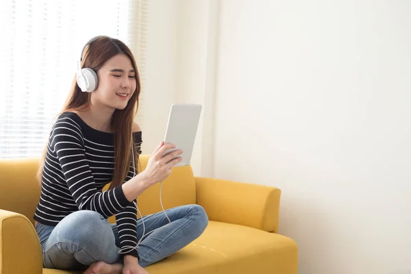 Estudiante Joven Aprendiendo Línea Leyendo Libro Electrónico Con Auriculares Tabletas —  Fotos de Stock