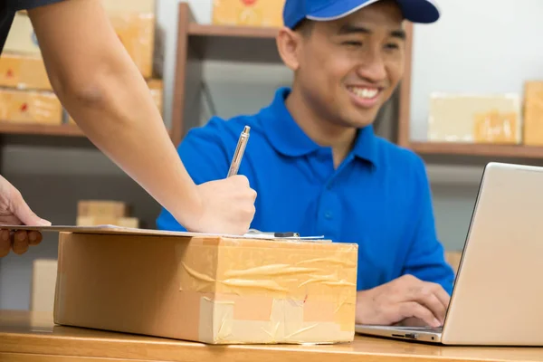 Karyawan Menerima Paket Dari Pelanggan Dan Menulis Alamat Untuk Produk — Stok Foto