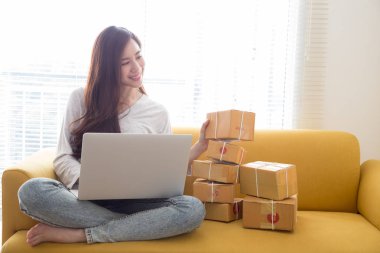 Genç Asyalı kadınlar evde çalışma ve ambalaj Pazarlama Online pek çok müşteri, siparişleri hakkında heyecanlı başlangıç küçük işletme girişimci serbest ile teslim kavramı, Tay modeli kutu