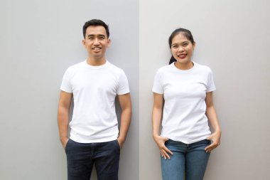 Gri renk duvara beyaz t-shirt giyen genç Asyalı Çift alay şablon baskı tasarım konsepti için