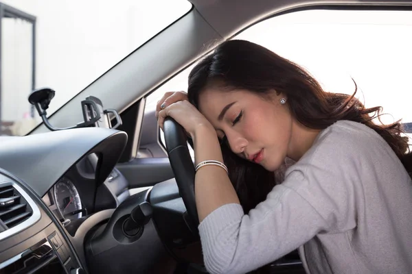 Mujer Joven Cansada Dormir Coche Trabajo Duro Causa Mala Salud — Foto de Stock