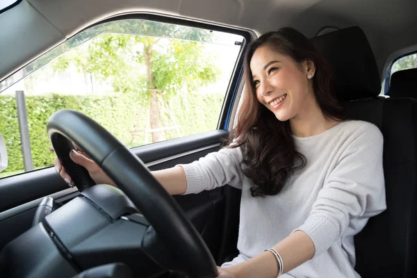 Azjatyckich Kobiet Jazdy Samochodu Uśmiech Szczęśliwie Cieszę Się Pozytywne Wypowiedzi — Zdjęcie stockowe
