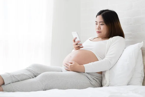 Asian Pregnant Woman Smartphone Keeping Date Bed Home Using Mobile — Stock Photo, Image