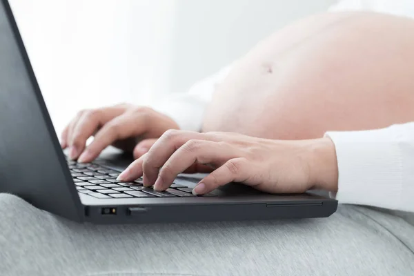 임산부는 신생아 준비에 항목을 노트북에 키보드 노트북 컴퓨터를 — 스톡 사진