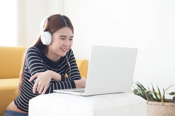 Jonge Aziatische Vrouw Tevreden Met Leren Taal Van Online Cursussen — Stockfoto