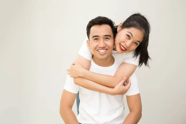 Feliz Pareja Asiática Abrazándose Enamorada San Valentín Concepto Del Día —  Fotos de Stock