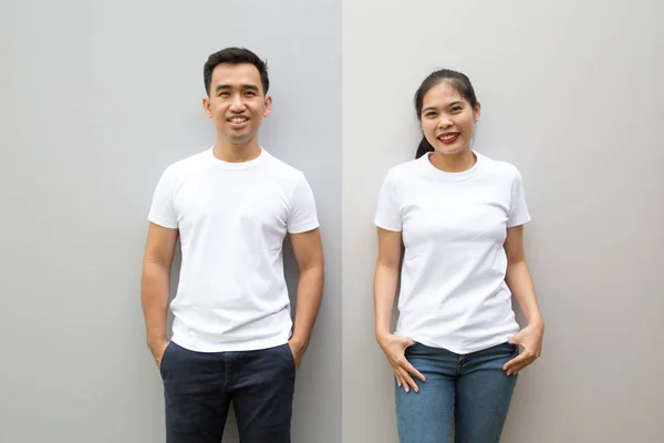 Pareja Asiática Joven Que Usa Una Camiseta Blanca Pared Color —  Fotos de Stock