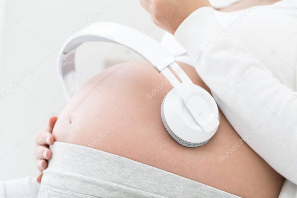Pregnant women listening to music mozart effect good for the fetus by using headphones attached to the stomach, Classical relax music for baby during pregnancy, Melody sound for fetal development