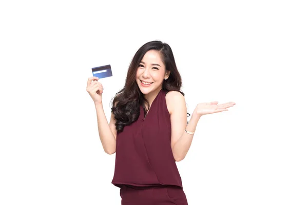 年轻的微笑美丽的亚洲妇女提出信用卡在手做付款购物查出在白色背景 — 图库照片