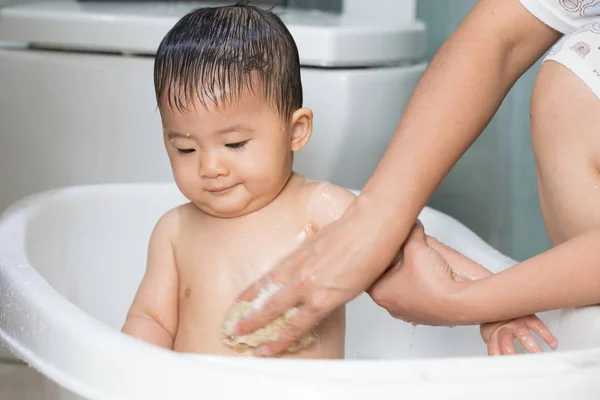 Asiatique Bébé Garçon Prendre Bain Par Maman Concept Hygiène Prise — Photo