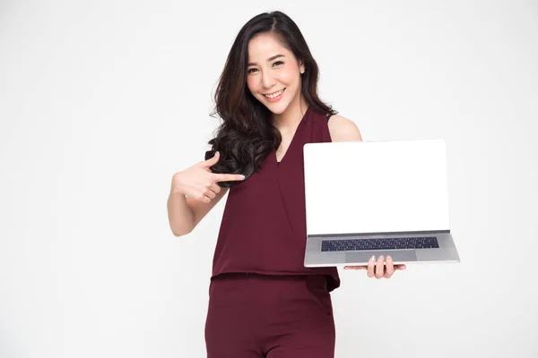 Unga Asiatiska Affärskvinna Visar Laptop Över Vit Bakgrund Och Pekar — Stockfoto
