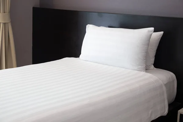 Otel Odasında Tek Beyaz Yatak — Stok fotoğraf