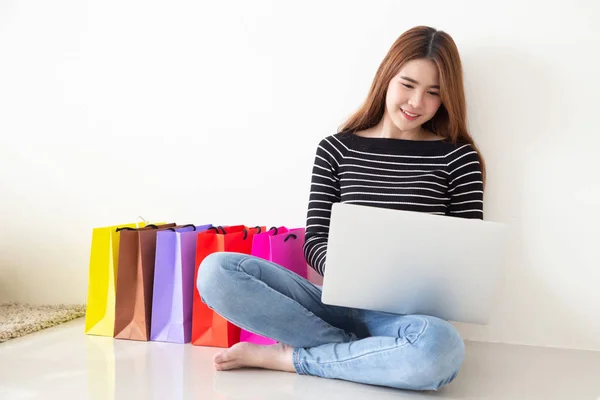 Młoda Azjatka Kobieta Siedzi Podłodze Zakupy Online Komputera Przenośnego Salonie — Zdjęcie stockowe