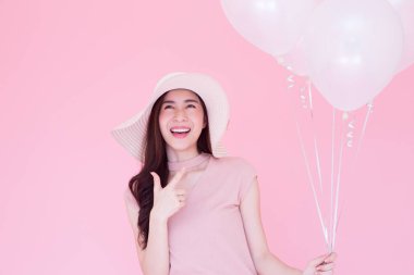 Mutlu güzellik kız pembe arka planda beyaz balonlar ile gülüyor, Genç Kadın Doğum günü partisi kutlamak veya tatile eğlenmek, Asya Thai modeli