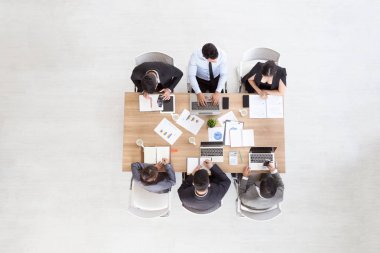 Çok ırklı meşgul insanlar işadamı ve işkadını boş kopya alanı, iş toplantısı kavramı ile bir konferans masa etrafında oturmuş bir ofis, havadan görünümü Çalışma Grubu'nun Üstten Görünüm