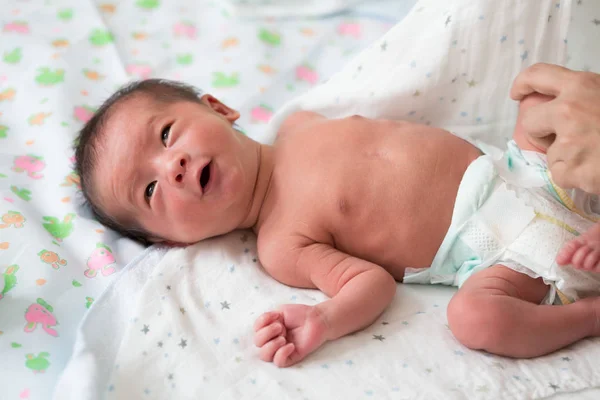 Anak Laki Laki Asia Mengenakan Popok Setelah Mandi Tempat Tidur — Stok Foto