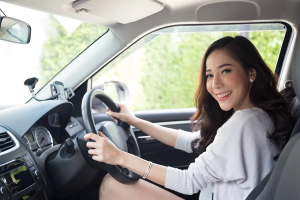 Azjatyckich kobiet jazdy samochodu i uśmiech szczęśliwie z Cieszę się, że pozytywne wypowiedzi w trakcie jazdy do podróży podróży, ludzie cieszyć się śmiejąc się i zrelaksowany szczęśliwą kobietą na drogi podróży wakacyjnych concept, tajski model — Zdjęcie stockowe