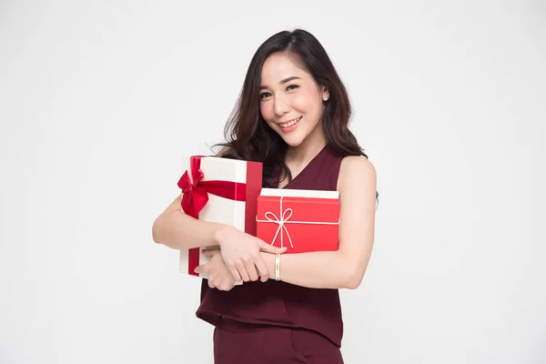 Mujeres hermosas asiáticas sonriendo y abrazando cajas de regalo aisladas sobre fondo blanco —  Fotos de Stock