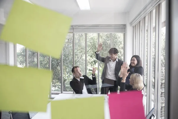 Empreendedores startup bem sucedidos e equipe de empresários alcançar metas celebrando um triunfo com os braços no escritório. Conceito de sucesso e vitória — Fotografia de Stock