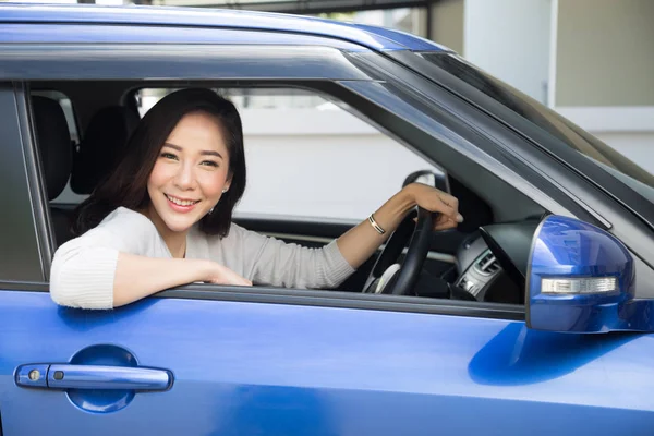 Las mujeres asiáticas que conducen un coche y sonríen felizmente con expresión positiva alegre durante la impulsión al viaje, la gente goza el transporte de la risa y la mujer feliz relajada en concepto de vacaciones del roadtrip — Foto de Stock