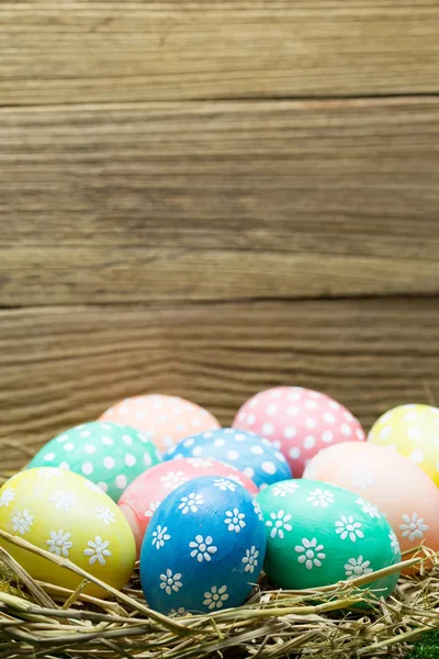 Uova di Pasqua su sfondo di legno, festa cristiana di celebra la fede nella risurrezione di Gesù Cristo — Foto Stock