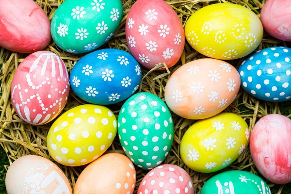 Easter eggs on the straw, Christian holiday of celebrates the be — Stock Photo, Image