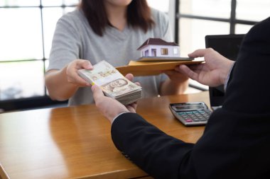 Sözleşme ve ev ipotek hakkında belge tutan kadın banka ve alınan para gönderin