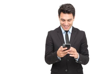 E-postaları denetleme ve beyaz arka plan üzerinde izole cep telefonunda mesaj okuma yakışıklı işadamı