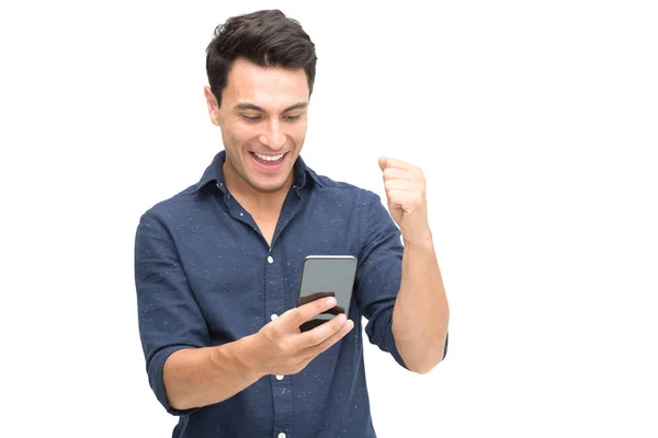 Retrato de um jovem caucasiano animado celebrando e olhando para o telefone celular isolado sobre fundo branco — Fotografia de Stock