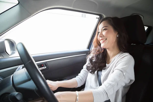 Joven mujer asiática conduciendo un coche y sonreír felizmente con alegre expresión positiva durante el viaje de viaje, La gente disfruta de transporte riendo y alquilar un coche de una empresa de alquiler de coches — Foto de Stock