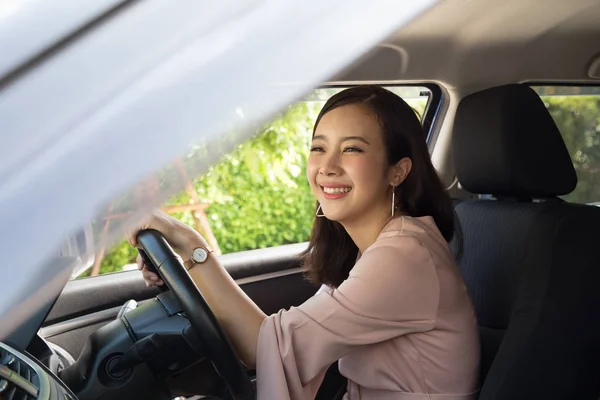 Azjatyckich kobiet jazdy samochodu i uśmiech szczęśliwie z Cieszę się, że pozytywne wypowiedzi w trakcie jazdy do podróży podróży, ludzie cieszyć, śmiejąc się transportu i zrelaksowany szczęśliwą kobietą na koncepcję wakacji roadtrip — Zdjęcie stockowe