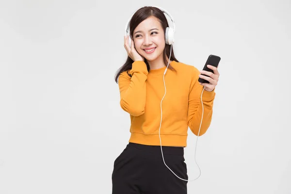 Belleza mujer asiática joven escuchando música con auriculares en la aplicación de canciones lista de reproducción en el teléfono inteligente —  Fotos de Stock